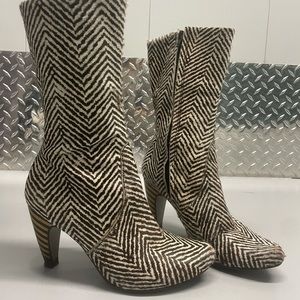 Cowboy but femme fur boots. Super comfortable. Made in Brasil